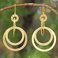 Pendientes colgantes chapados en oro, 'Mekong Sun' - Pendientes colgantes tailandeses chapados en oro de 24k