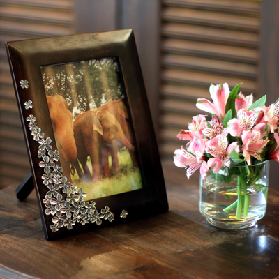 Mango wood and pewter photo frame, 'Summer Clover' (4x6) - Floral Mango Wood Photo Frame (4x6)