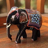 Figuras de madera lacada, 'Joven elefante tailandés' - Figura de madera lacada