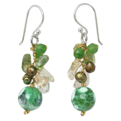 Pendientes de racimo de perlas y peridotos - Pendientes colgantes tailandeses hechos a mano