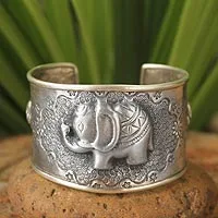 Pulsera de puño de plata de ley, 'Hill Tribe Elephants' - Pulsera de puño de plata de ley hecha a mano