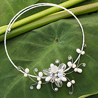 Gargantilla de perlas cultivadas y cuarzo, 'Fantasy in Flowers' - Artisan Crafted Pearl Floral Choker