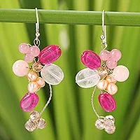 Pendientes de racimo de perlas cultivadas y cuarzo rosa, 'Radiant Bouquet' - Pendientes de racimo de perlas cultivadas y cuarzo rosa hechos a mano