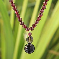 Granat- und Rauchquarz-Halskette, „Roter Teppich“ – Perlen-Granat-Halskette aus Thailand