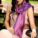 Handgefertigter lila Seidenschal aus Thailand, „Violet Duality“