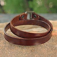 Pulsera envolvente de cuero para hombre, 'Enigma in Brown' - Pulsera envolvente de cuero artesanal para hombre de Tailandia