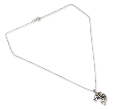 Anhänger-Halskette aus Sterlingsilber, 'Pretty Dolphin', 'Pretty Dolphin - Kunsthandwerklich hergestellte Silberanhänger-Halskette
