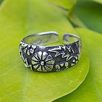 Sterling silver toe ring, 'A Walk in the Garden' - Hand Made Floral Sterling Silver Toe Ring
