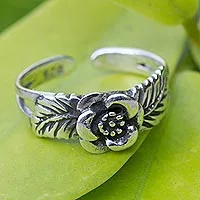 Sterling silver toe ring, 'Chiang Mai Rose' - Silver Flower Open Toe Ring