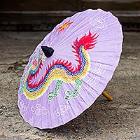 Sonnenschirm aus Saa-Papier, „Festlicher Drache“ – Lavendelfarbener Sonnenschirm aus Saa-Papier mit Drachenmalerei