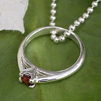 Granat-Anhänger-Halskette, „Versprechen der Liebe“ – Granat-Ring-Anhänger an einer Silberhalskette aus Thailand