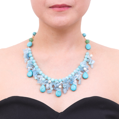 Wasserfall-Halskette aus Zuchtperlen und Aquamarin - Von Hand gefertigte Perlenkette aus aquamarinblauem Calcit