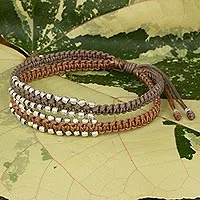 Geflochtenes Armband, „Khaki Brown Urban Siam“ – handgefertigtes geflochtenes Armband mit versilberten Perlen