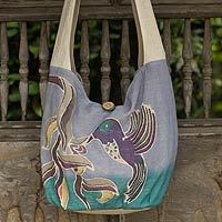 Schultertasche aus Baumwoll-Batik, „Thai Hummingbird“ – Lila Schultertasche aus Baumwolle aus Thailand