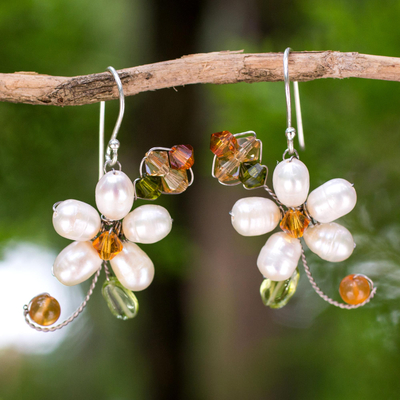 Perlen- und Peridotblumenohrringe, 'Frangipani Glam'. - Perlen und Edelsteine ​​Ohrringe Handwerklich hergestellter Thai-Schmuck