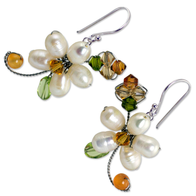 Perlen- und Peridotblumenohrringe, 'Frangipani Glam'. - Perlen und Edelsteine ​​Ohrringe Handwerklich hergestellter Thai-Schmuck