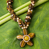 Collar de perlas cultivadas y flor de ojo de tigre, 'Estrella floreciente' - Collar de perlas y ojo de tigre Joyería floral tailandesa