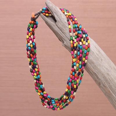 Torsade-Halskette aus Holz, „Songkran Belle“ – Mehrfarbige Halskette, von Hand geknoteter Perlenschmuck