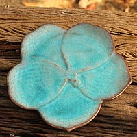 Plato de ensalada de cerámica Celadon, 'Turquoise Vanda' - Plato de ensalada de cerámica Floral Celadon hecho a mano