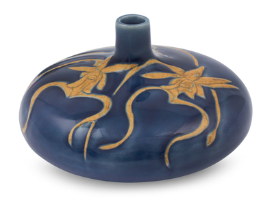 Vase aus Seladon-Keramik, 'Schmetterlingsorchideen'. - Blauglasierte Celadon-Keramikvase aus Thailand
