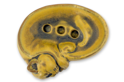 Seifenschale aus Keramik, „Yellow Napping Kitty“ - Seifenschale aus Keramik, handgefertigt in Thailand