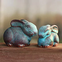 Figuras de cerámica Celadon, 'Bunny Rabbits' (par) - 2 figuras de conejos de cerámica Celadon en turquesa