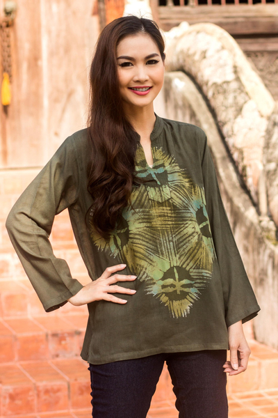 Baumwoll-Batik-Tunika, 'Thai Forest Wind'. - Batik-Tunika aus olivgrüner Baumwolle für Frauen