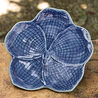 Celadon-Teller, 'Blue Vanda' – Servierteller aus Celadon-Keramik mit Blumenmuster