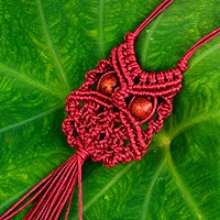 Collar colgante de macramé de algodón, 'Búho Escarlata' - Collar de búho de macramé de algodón rojo