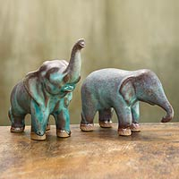 Figuras de cerámica, 'Saludos tailandeses' (par) - Figuras de cerámica artesanales Elefantes azules (par)
