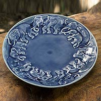 Plato de cerámica Celadon, 'Blue Elephant Herd' - Plato de cerámica Celadon de Tailandia