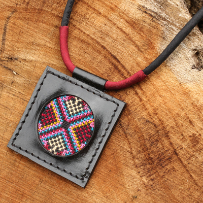 Anhänger-Halskette aus Baumwolle und Leder, 'Karen Kaleidoskop' - Kreuzstich Baumwolle und Leder Thai handgefertigte Halskette