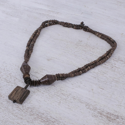 Halskette aus Kokosnussschale und Holzperlen - Thailändische handgefertigte Kokosnussschalen-Anhänger-Halskette