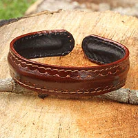 Brazalete de cuero para hombre, 'Solar Soul' - Brazalete de cuero marrón para hombre hecho a mano en Tailandia