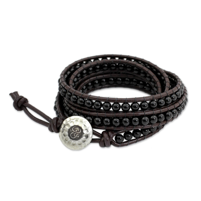 Onyx-Wickelarmband - Handgeknüpftes Wickelarmband aus Onyx und Leder aus Thailand