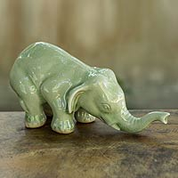 Estatuilla de cerámica Celadon, 'Green Elephant Sawasdee' - Escultura de cerámica tailandesa coleccionable de Celadon