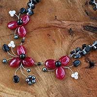 Halskette mit Blumen aus Onyx und Zuchtperlen, „Blossoming Feast“ – Perlenkette aus Onyx und Perlen