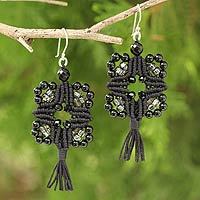 Pendientes cruzados de ónix, 'Chiang Mai Goth' - Pendientes artesanales de macramé de ónix