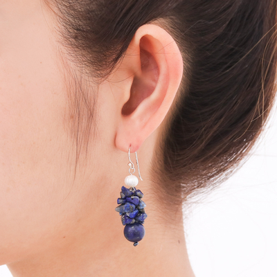 Cluster-Ohrringe aus Zuchtperlen und Lapislazuli - Handgeknüpfte Thai-Ohrringe mit Perlen und Lapislazuli