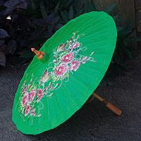 Sonnenschirm aus Baumwolle und Bambus, „Blühende Lanna in Grün“ – handbemalter Sonnenschirm aus Baumwolle und Bambus