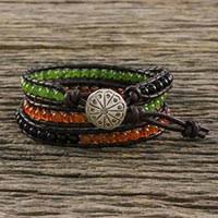 Wickelarmband aus Karneol und Onyx, „Kontraste“ – handgefertigtes Multigem-Armband mit Hill Tribe-Silberknopf