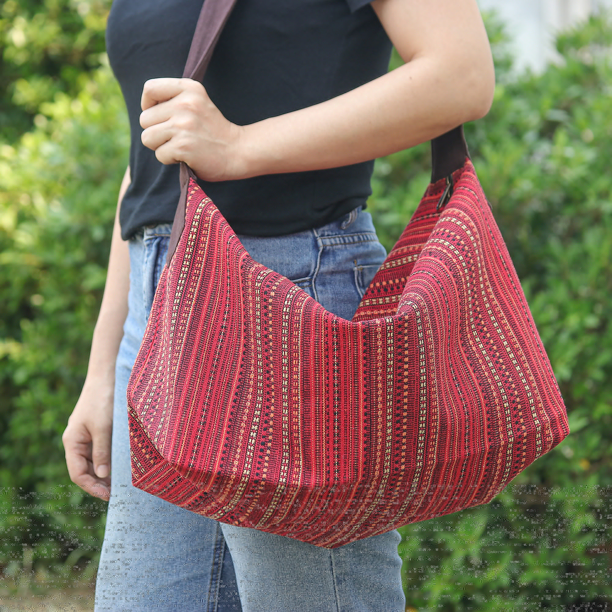 Hobo-Handtasche aus Baumwolle - Thailändische handgewebte Hobo-Geldbörse aus roter Baumwolle