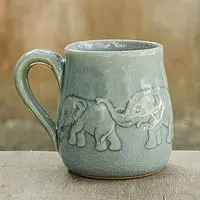 Tasse aus Celadon-Keramik, „Light Blue Elephant Parade“ – handgefertigte glasierte Tasse aus Celadon-Keramik (9 oz)