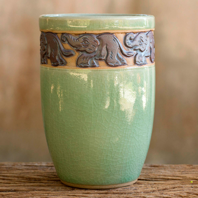 Teetasse aus Celadon-Keramik - Henkellose Teetasse aus Celadon-Keramik mit Elefantenmotiv aus Thailand