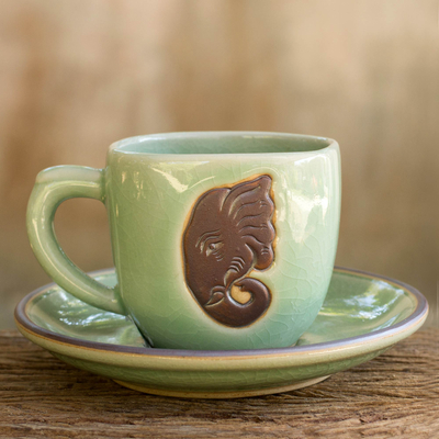 Tasse und Untertasse aus Celadon-Keramik - Grünes Seladon-Elefantentassen- und Untertassen-Set aus Thailand