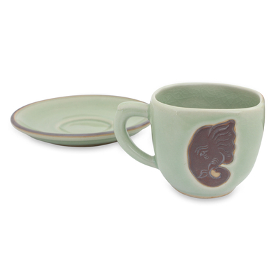 Tasse und Untertasse aus Celadon-Keramik - Grünes Seladon-Elefantentassen- und Untertassen-Set aus Thailand