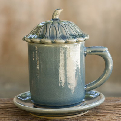 Tasse und Untertasse mit Seladon-Keramiküberzug - Blaue Celadon-Keramik-Tasse und Untertasse aus Thailand