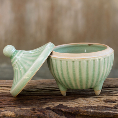 Seladon-Keramikglas - Handgefertigtes grünes thailändisches Seladonglas und Deckel