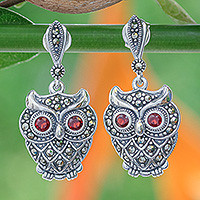 Markasit- und Granat-Ohrhänger, „Curious Owl“ – Thai-Silber- und Markasit-Eulenohrringe mit Granat