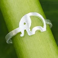 Anillo de banda de plata de ley, 'Lovely Elephant' - Anillo de banda de plata de ley hecho a mano por artesanos tailandeses